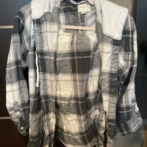 American Eagle hooded black and white flannel